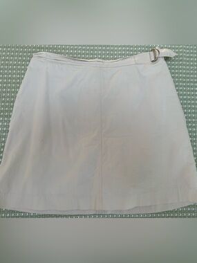 Van Heusen Women's Stretch Skort Skirt. Light Beige w/side accent closure. Sz14.